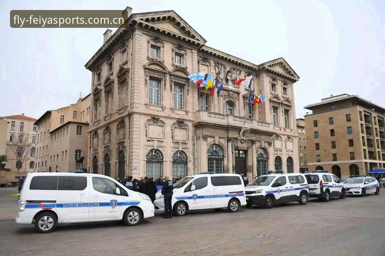 管理层vs更衣室：贝纳蒂亚谈拉比奥事件与马赛内部冲突的对比分析
